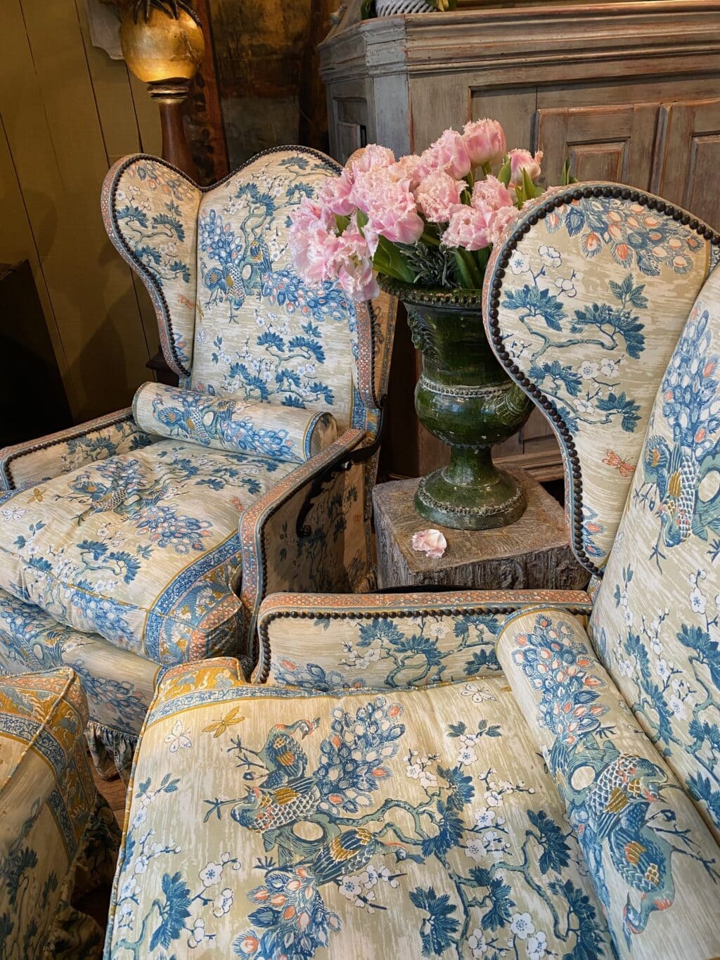 Une paire de fauteuils à oreilles inclinables & un ottoman recouverts d'un chintz de coton ca.1940 – Image 9