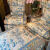 Une paire de fauteuils à oreilles inclinables & un ottoman recouverts d'un chintz de coton ca.1940 – Image 6