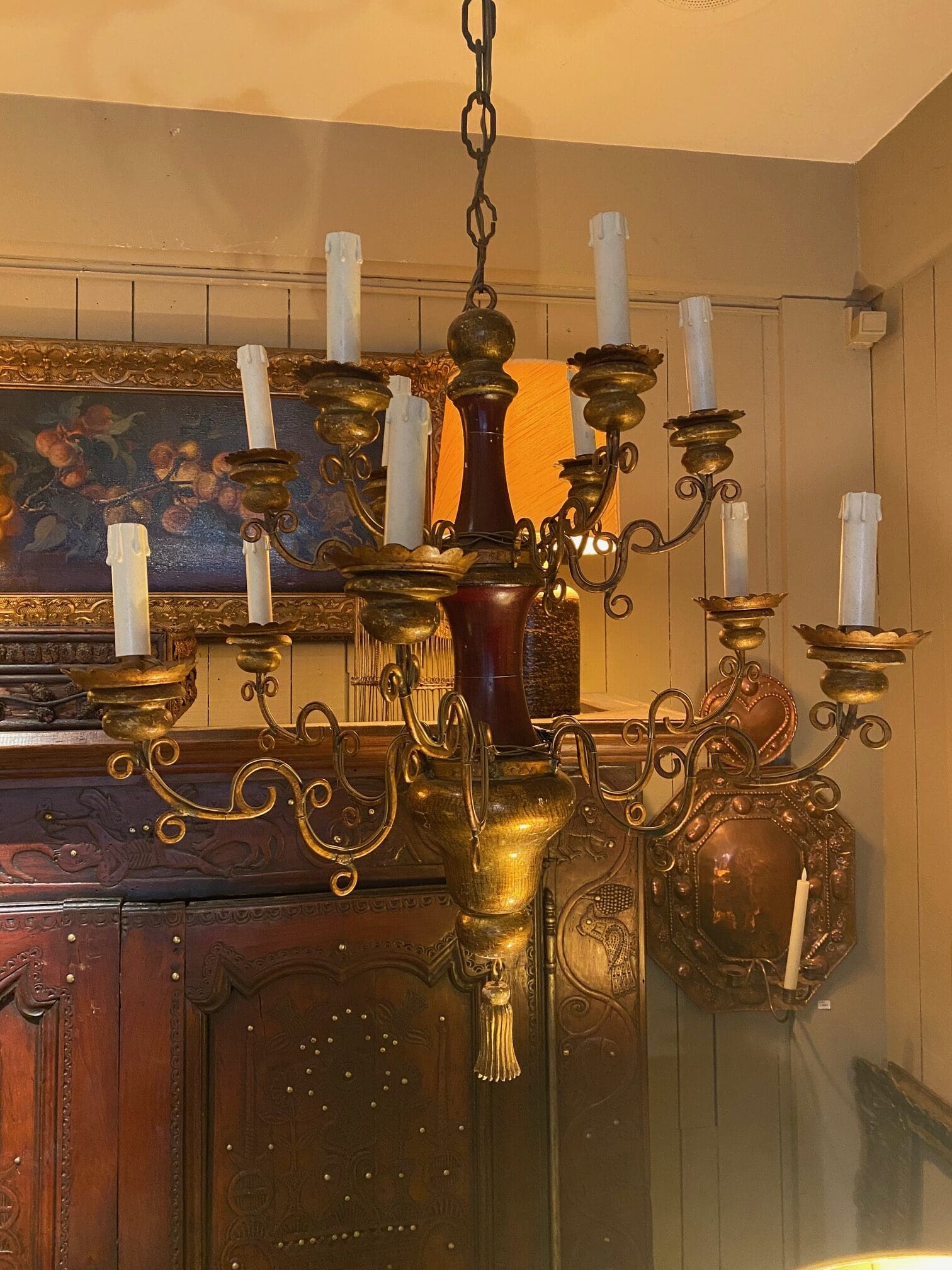 Lustre baroque italien à 12 bras en bois doré et laque bordeaux ca.1900