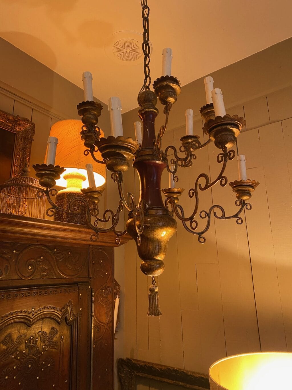 Lustre baroque italien à 12 bras en bois doré et laque bordeaux ca.1900 – Image 3