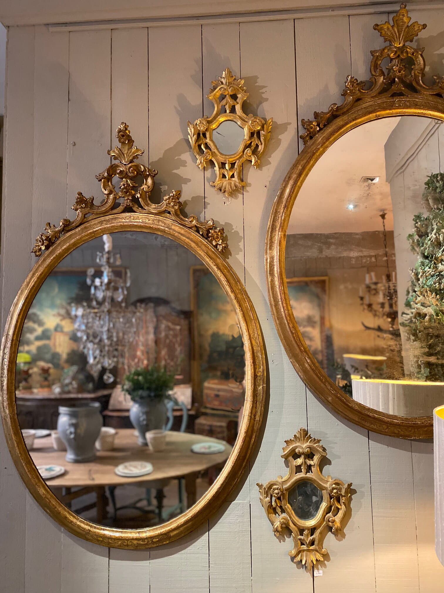 Paire de trés grands miroirs ovals en bois doré et sculpté- Italie XIXe