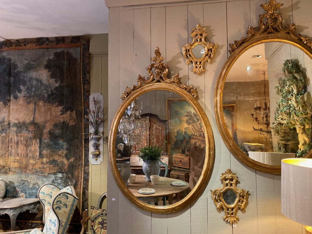 Paire de trés grands miroirs ovals en bois doré et sculpté- Italie XIXe – Image 9