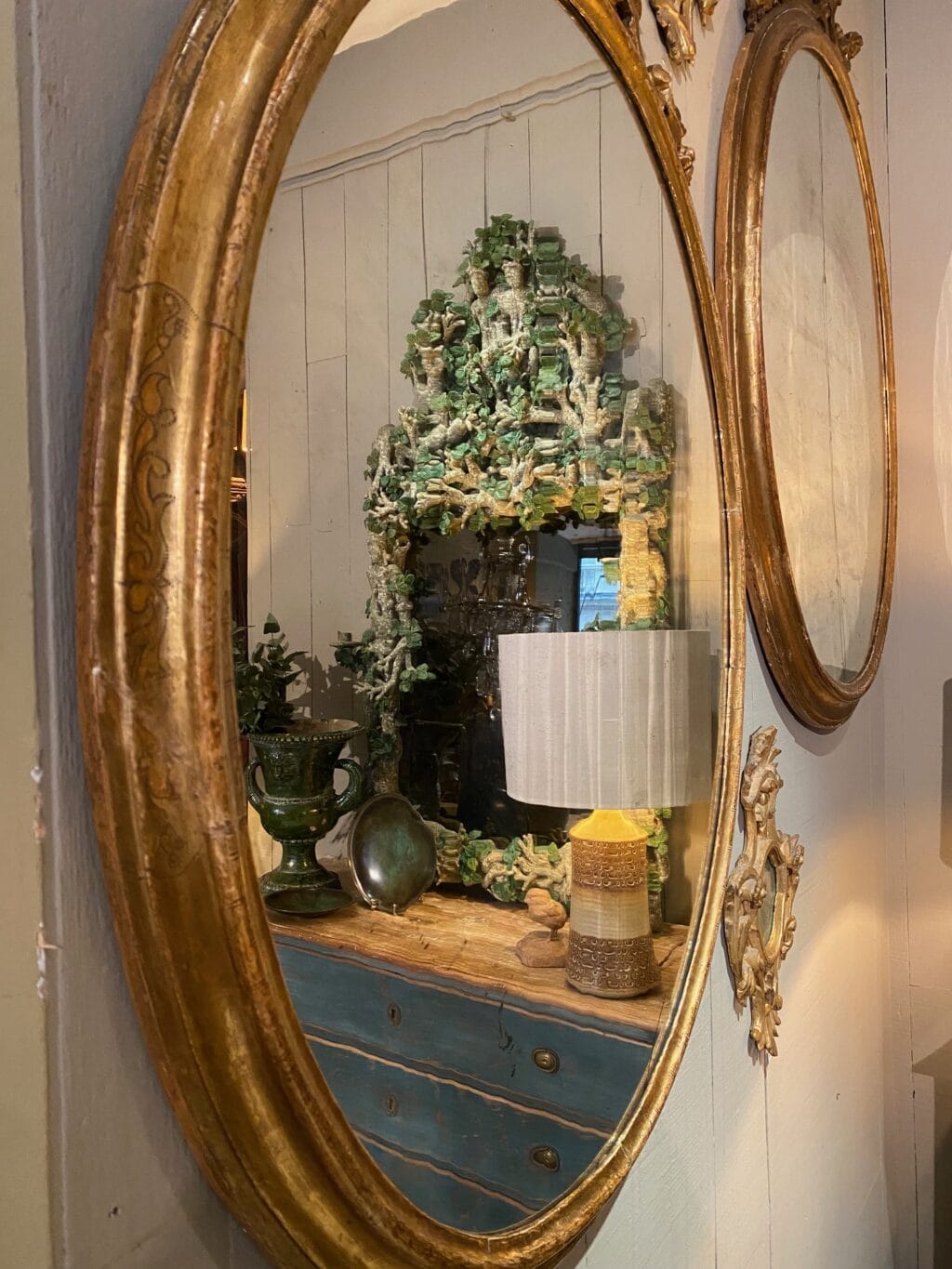 Paire de trés grands miroirs ovals en bois doré et sculpté- Italie XIXe – Image 3