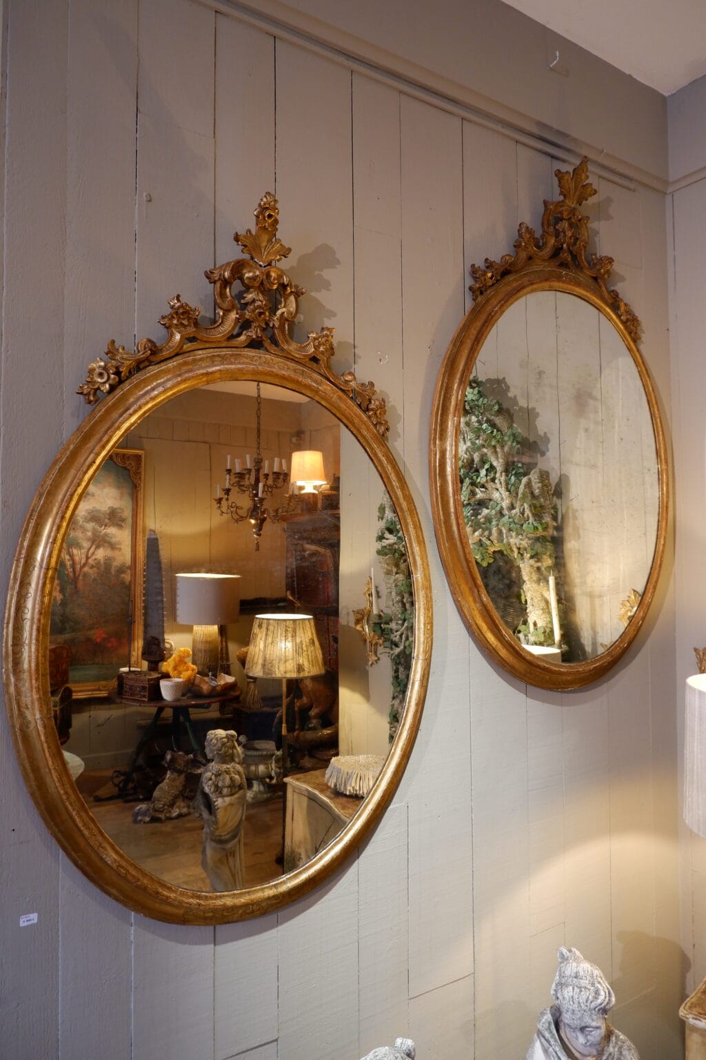Paire de trés grands miroirs ovals en bois doré et sculpté- Italie XIXe – Image 8