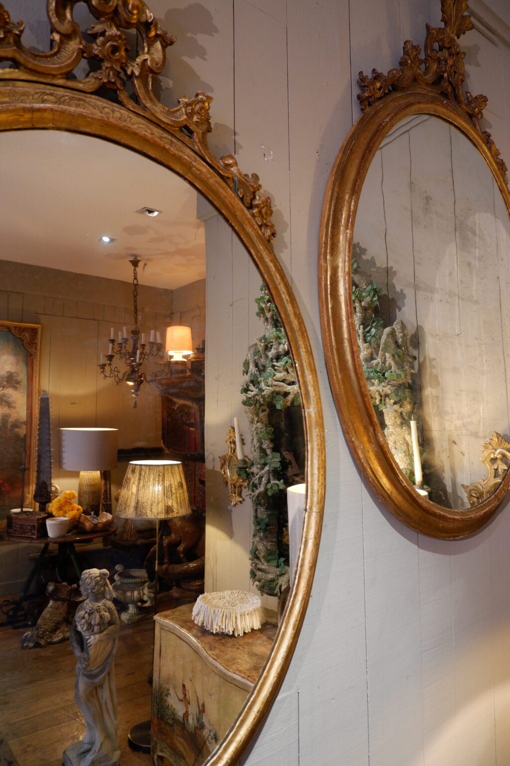 Paire de trés grands miroirs ovals en bois doré et sculpté- Italie XIXe – Image 7