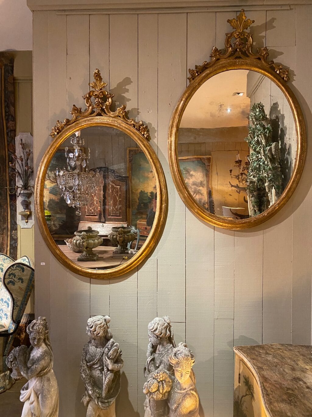 Paire de trés grands miroirs ovals en bois doré et sculpté- Italie XIXe – Image 5