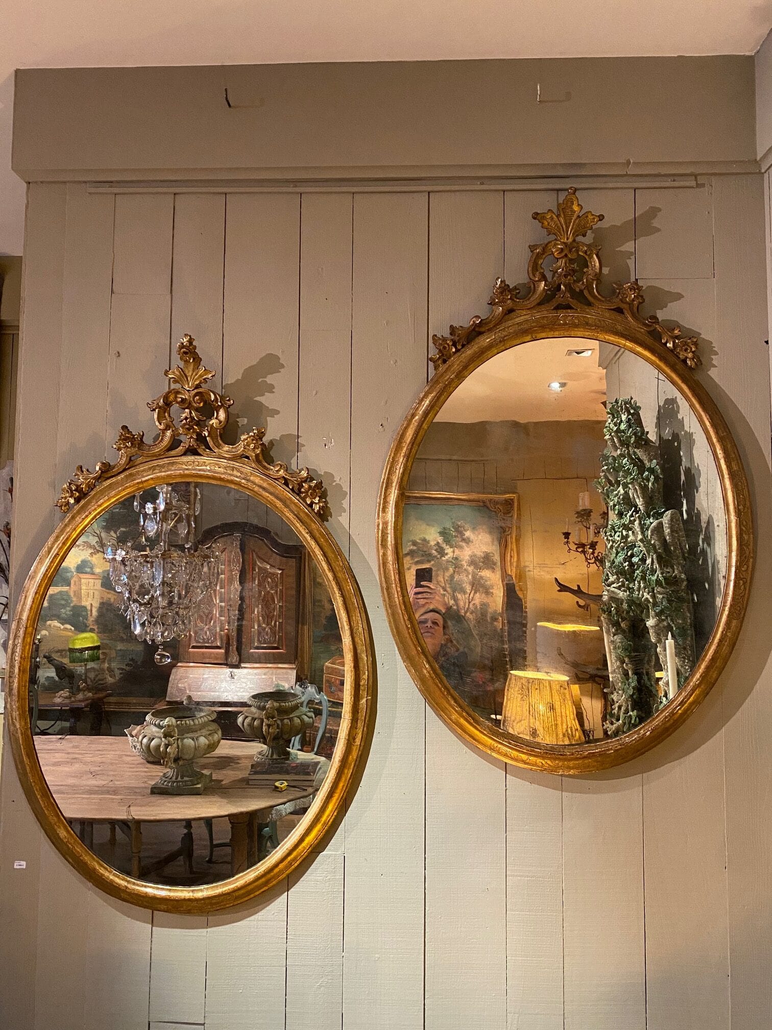 Paire de trés grands miroirs ovals en bois doré et sculpté- Italie XIXe