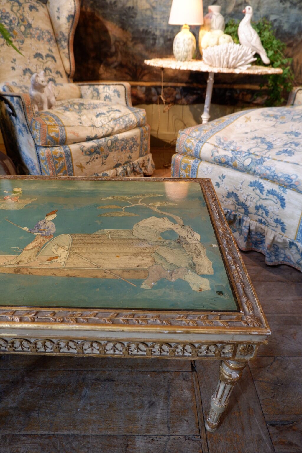 Table basse en bois sculpté & plateau au décor oriental peint sur marbre- Italie XIXe – Image 3