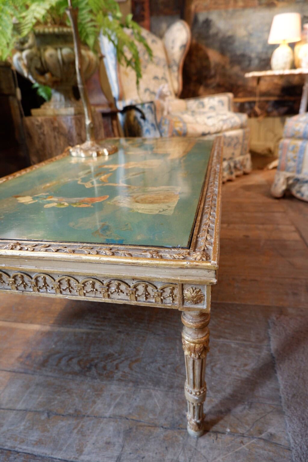 Table basse en bois sculpté & plateau au décor oriental peint sur marbre- Italie XIXe – Image 4