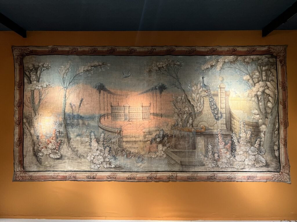 Toile Peinte Française du XVIIIe Siècle : Une Vision de Jardins Exotiques et de Château