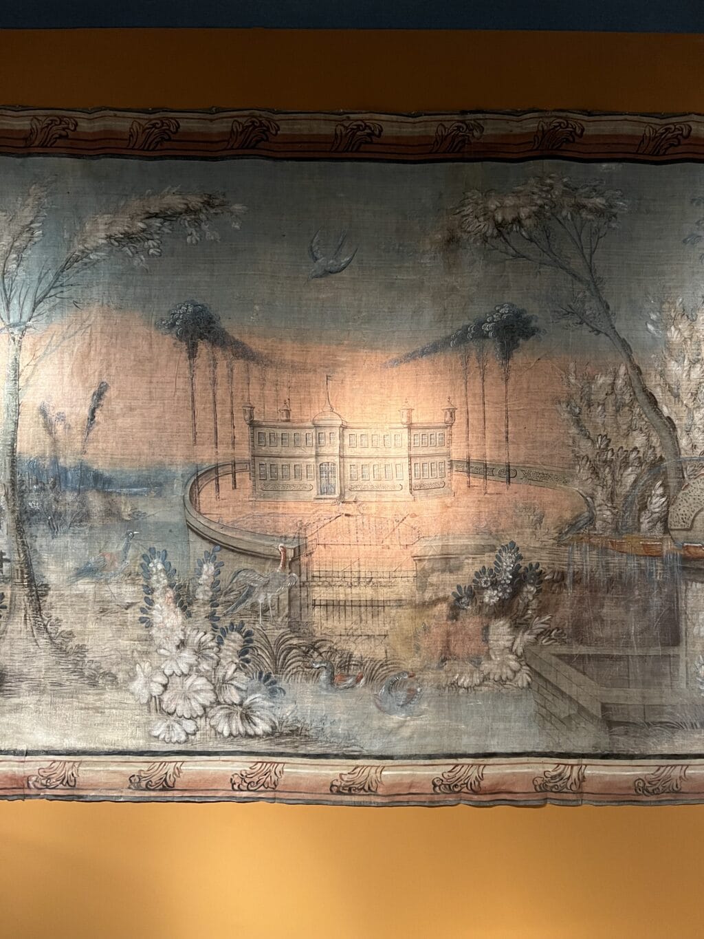 Toile Peinte Française du XVIIIe Siècle : Une Vision de Jardins Exotiques et de Château