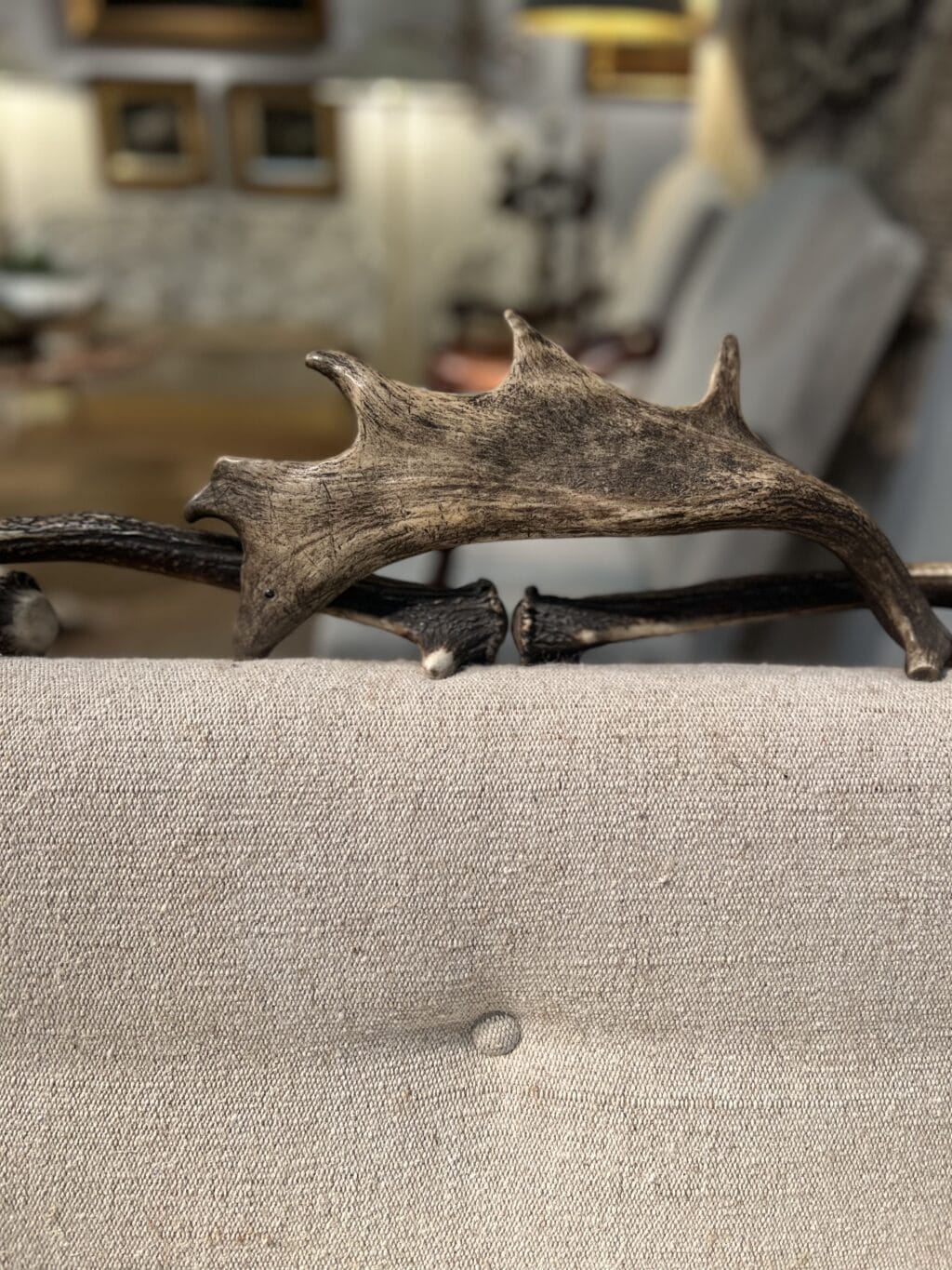 canapé en bois de cerf et tapissé en vieux chanvre