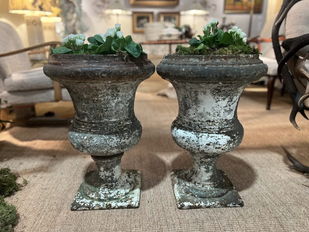Paire de vases en fonte blanche de forme Médicis.