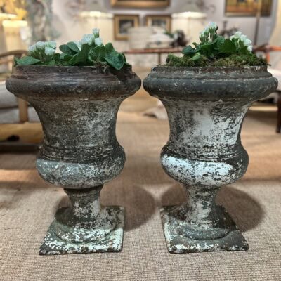 Paire de vases en fonte blanche de forme Médicis.