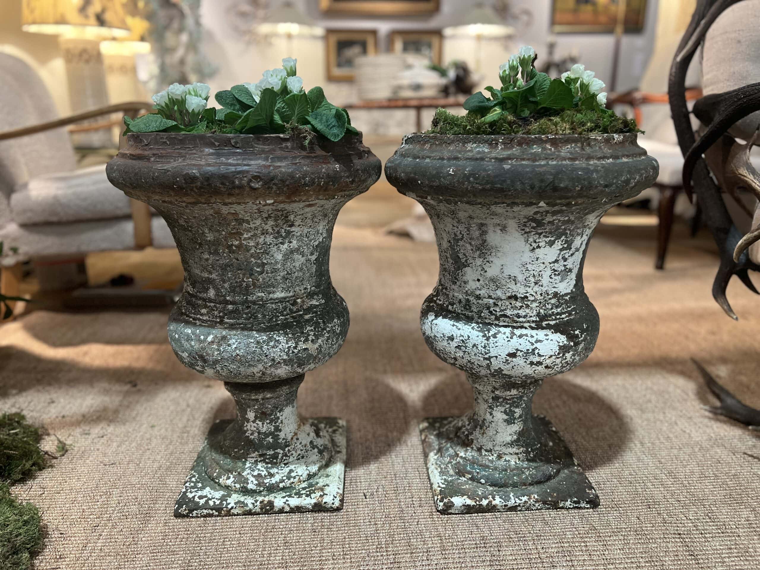 Paire de vases Médicis en fonte blanche