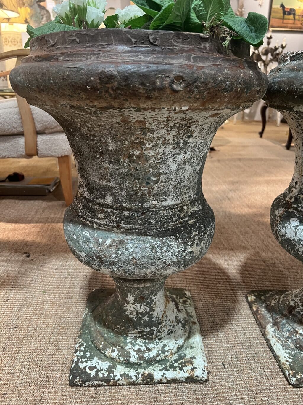 Paire de vases en fonte blanche de forme Médicis.