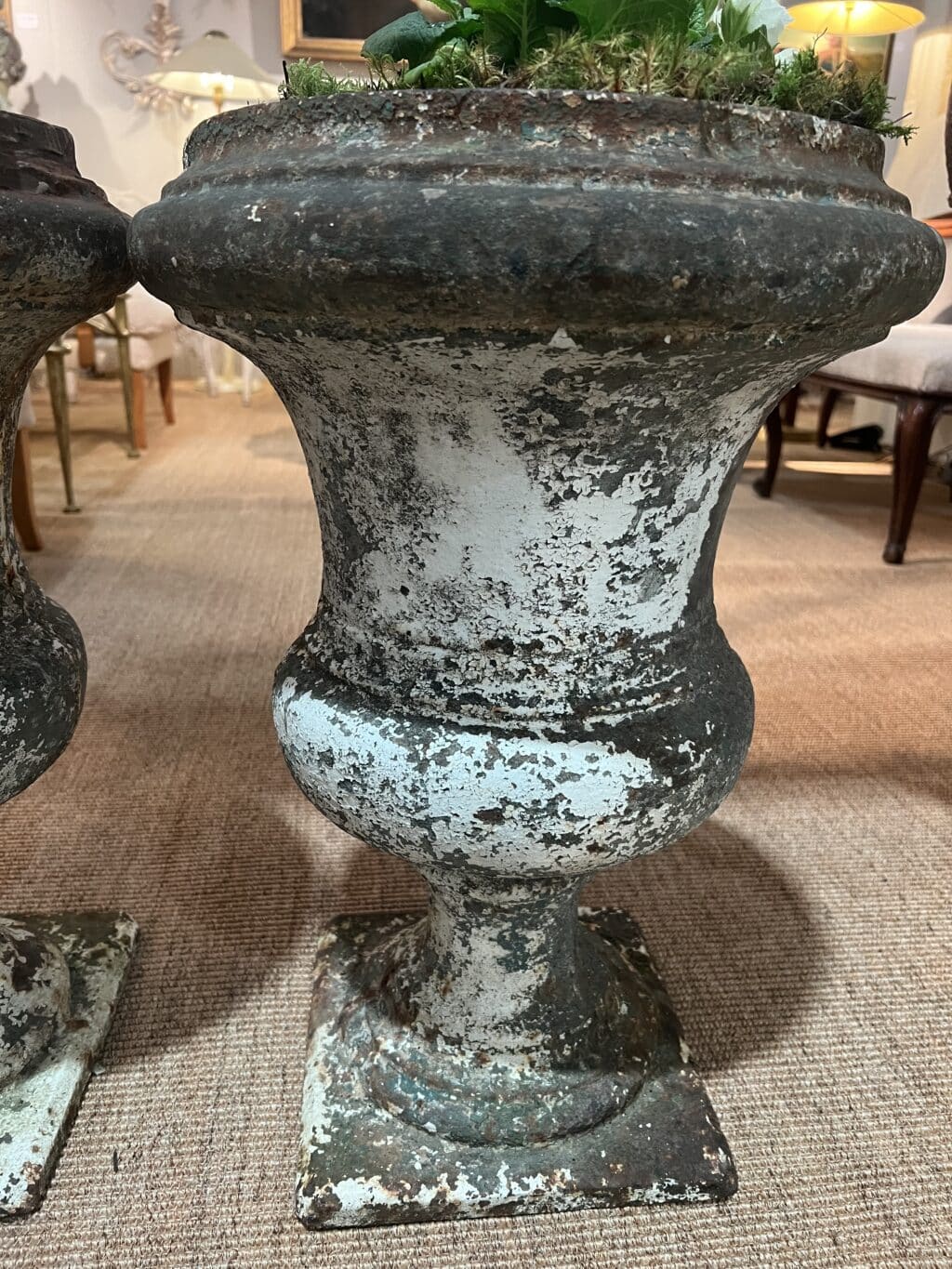 Paire de vases en fonte blanche de forme Médicis.