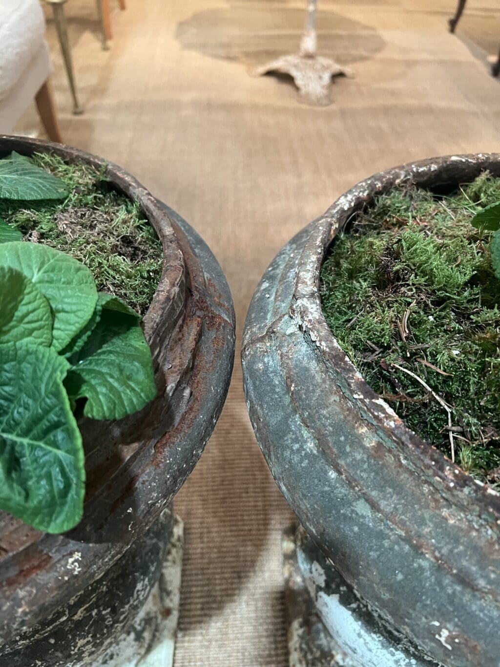 Paire de vases en fonte blanche de forme Médicis.