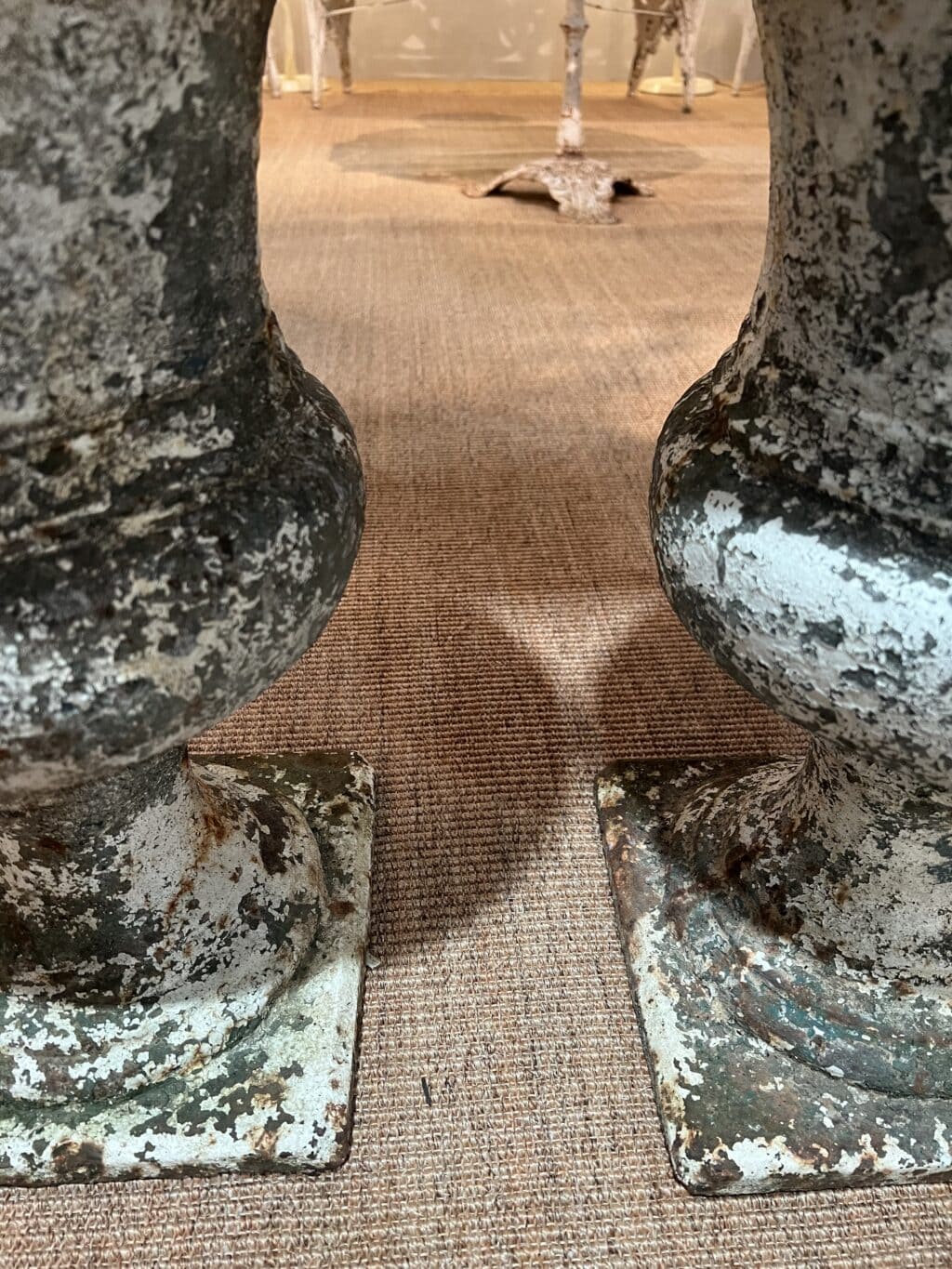 Paire de vases en fonte blanche de forme Médicis.