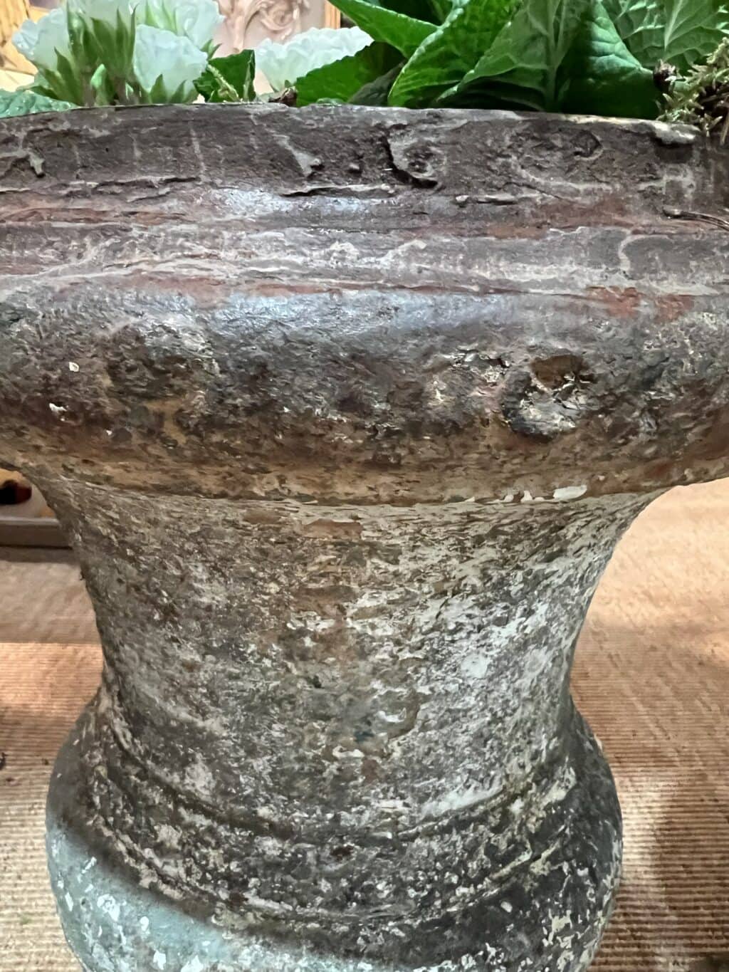 Paire de vases en fonte blanche de forme Médicis.