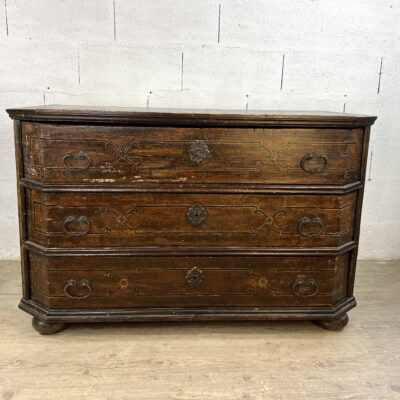 Nord de l’Italie, XVIIIe siècle – Commode en bois naturel avec finition en faux marbre