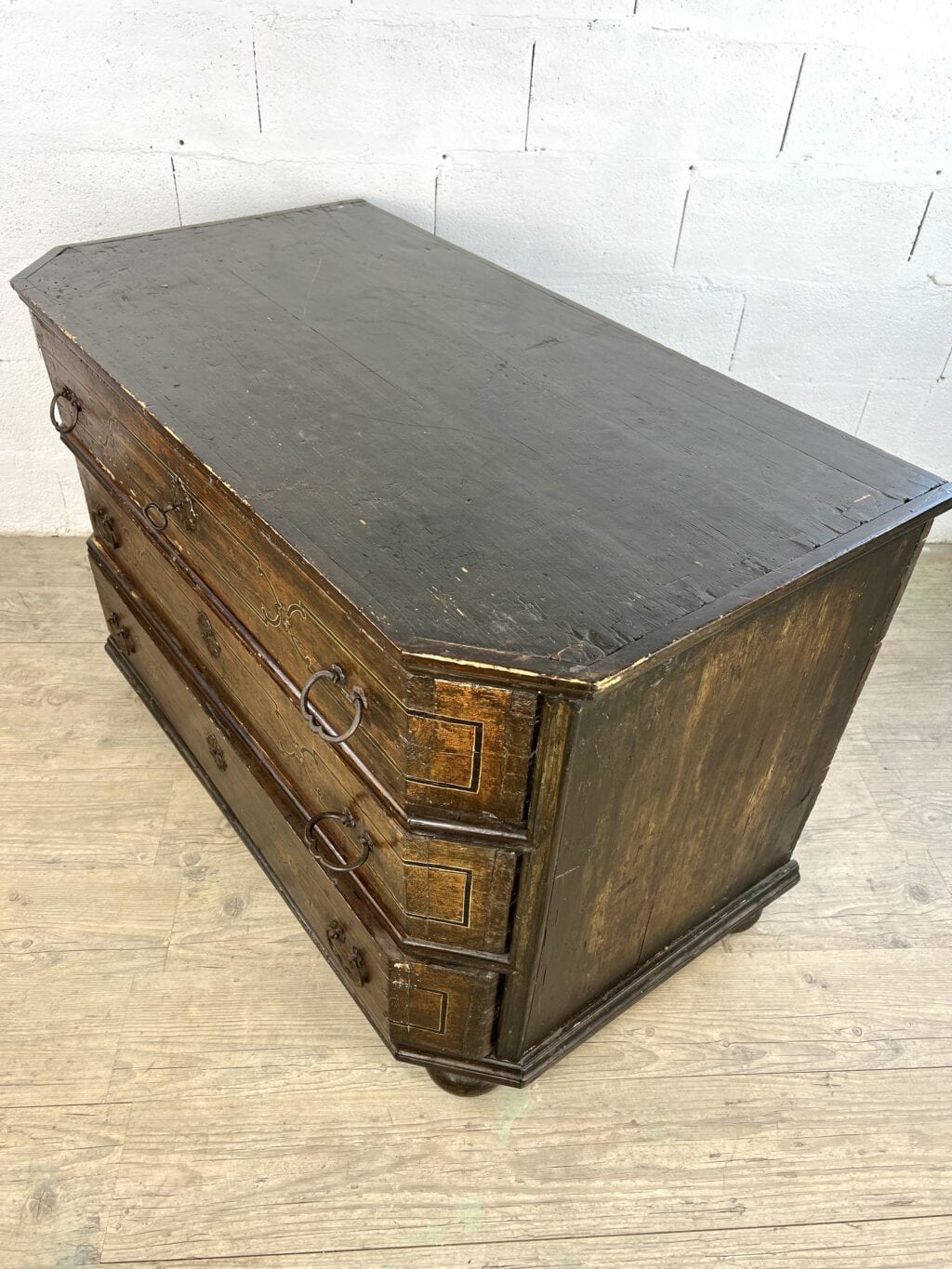 Nord de l’Italie, XVIIIe siècle – Commode en bois naturel avec finition en faux marbre