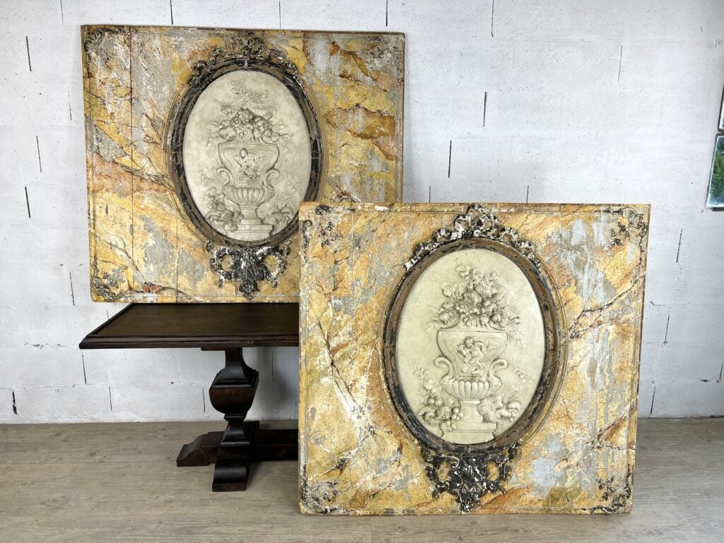 Paire de grands panneaux en bois peints