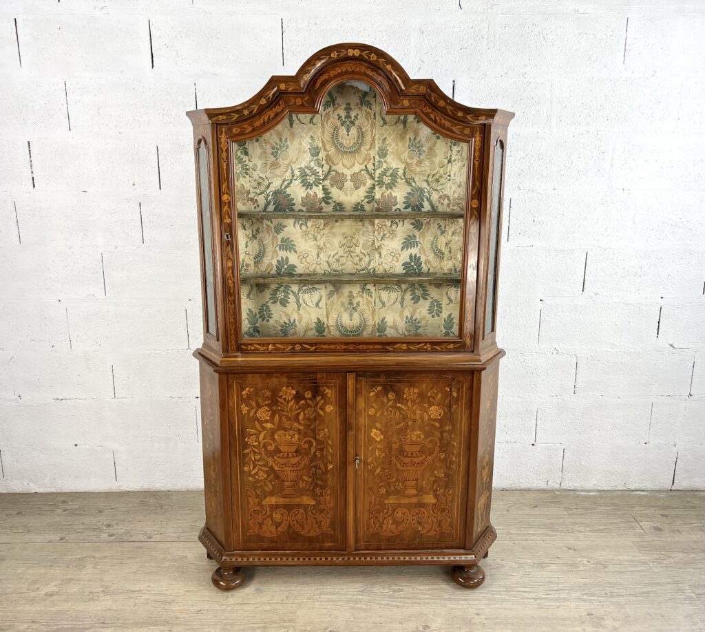 Petit vaisselier deux-corps en bois marqueté