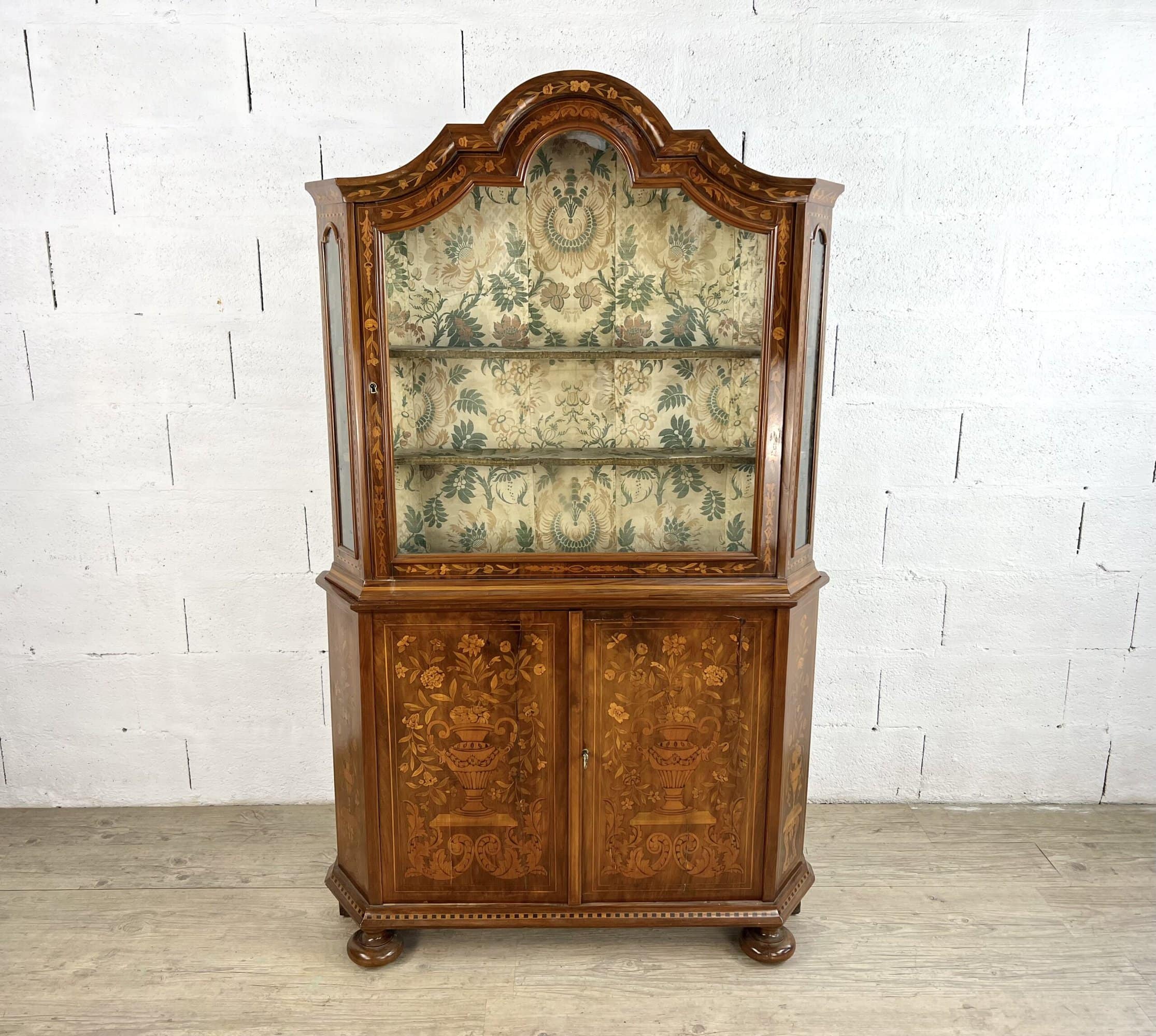 Petit vaisselier deux-corps en bois marqueté