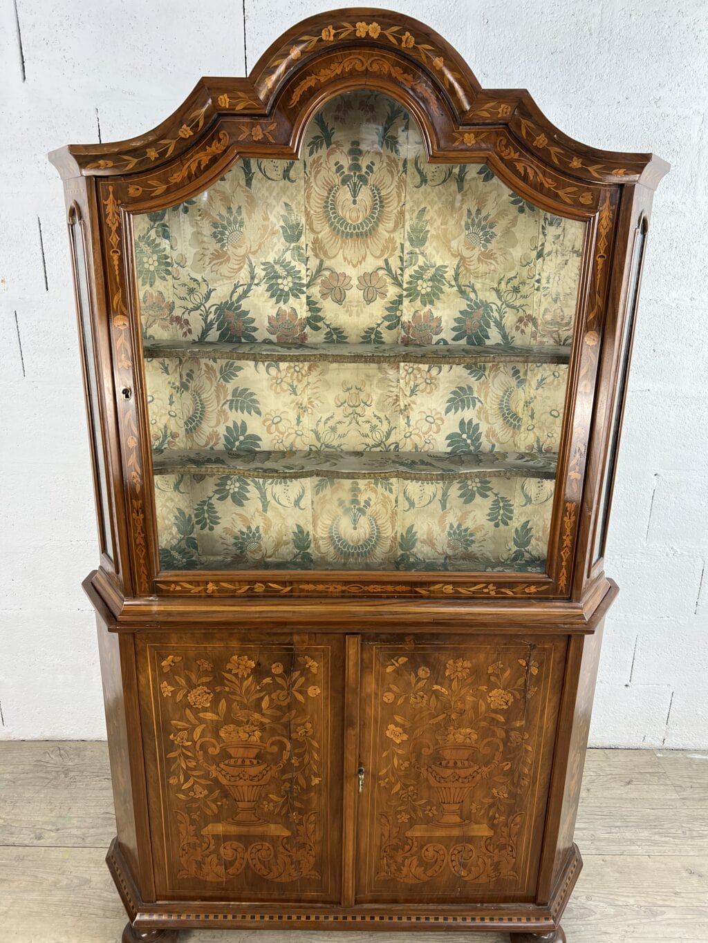 Petit vaisselier deux-corps en bois marqueté