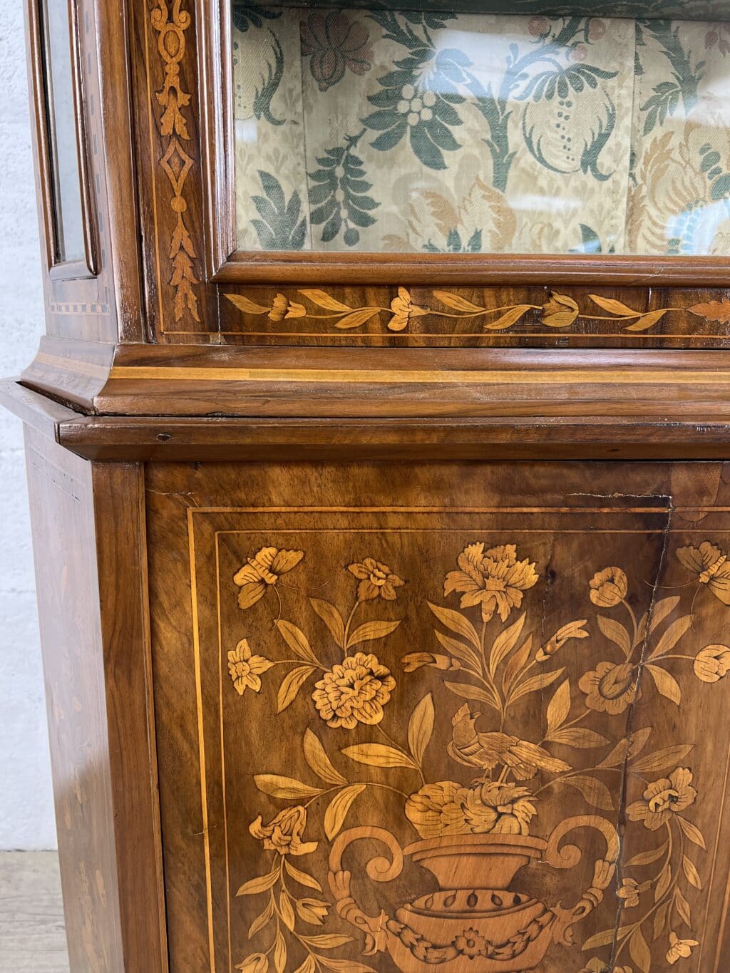 Petit vaisselier deux-corps en bois marqueté