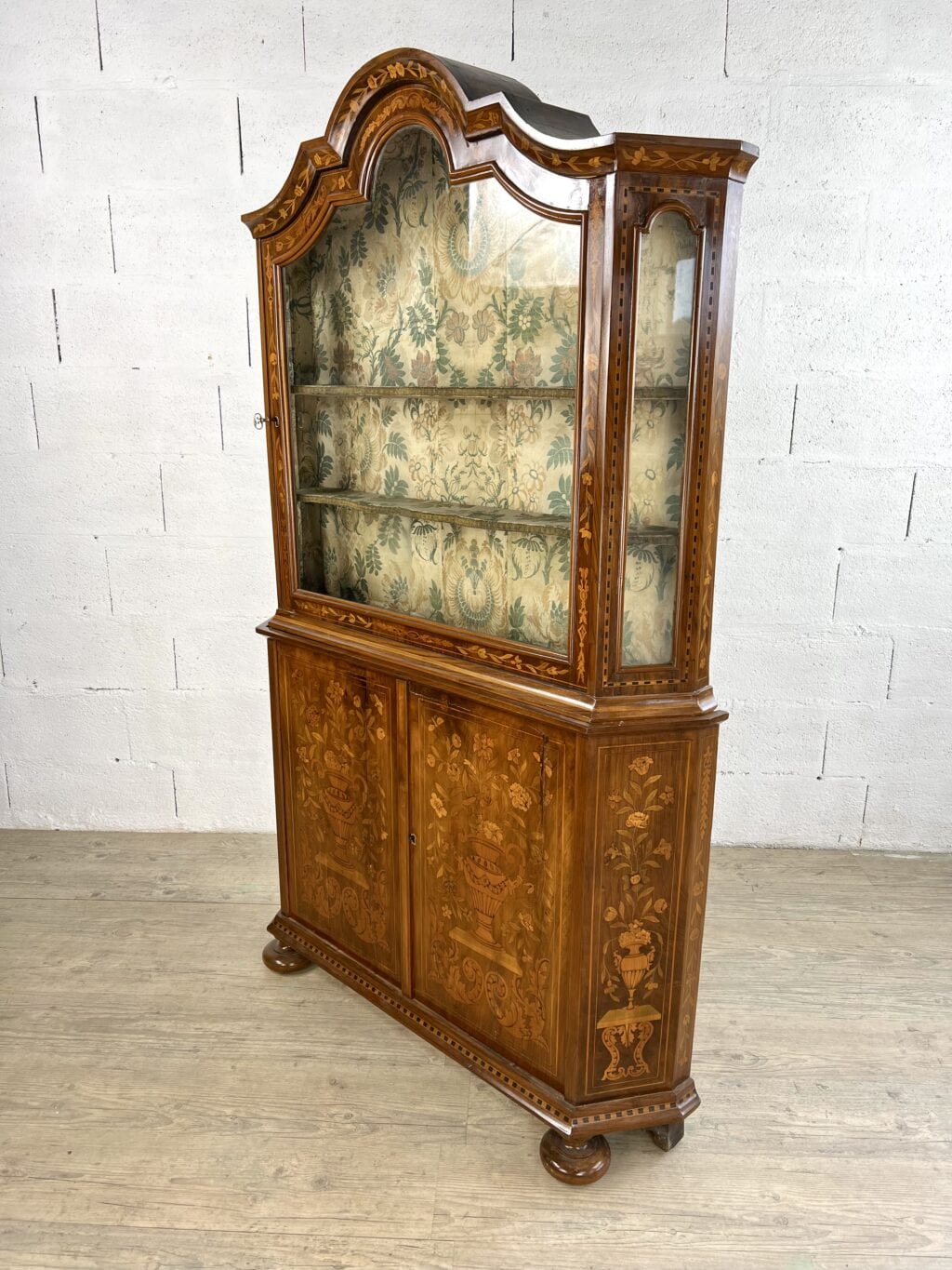 Petit vaisselier deux-corps en bois marqueté