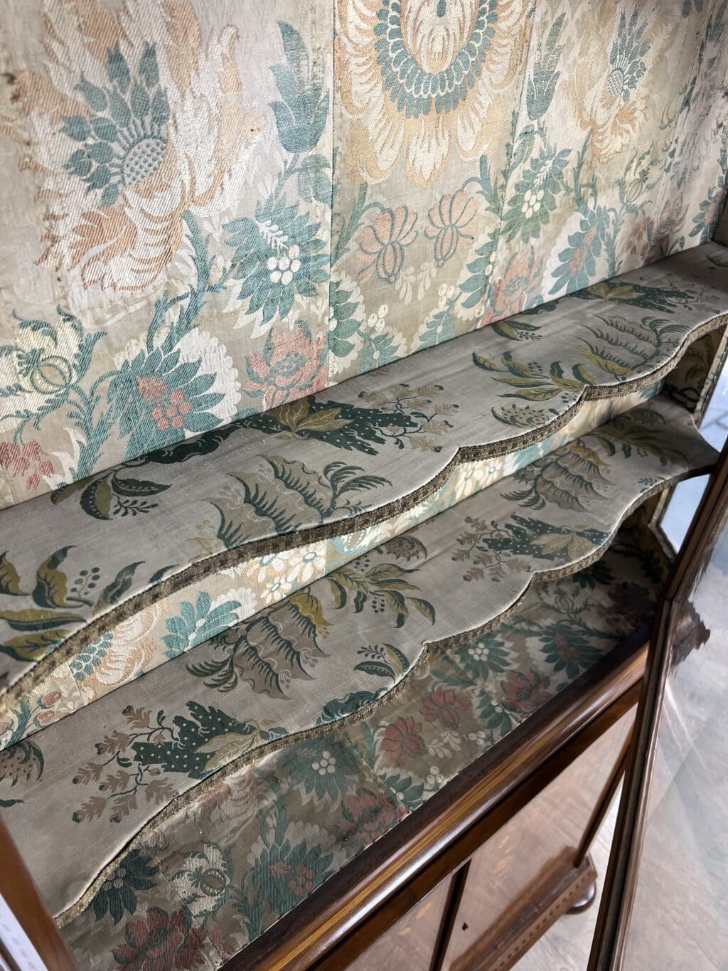 Petit vaisselier deux-corps en bois marqueté
