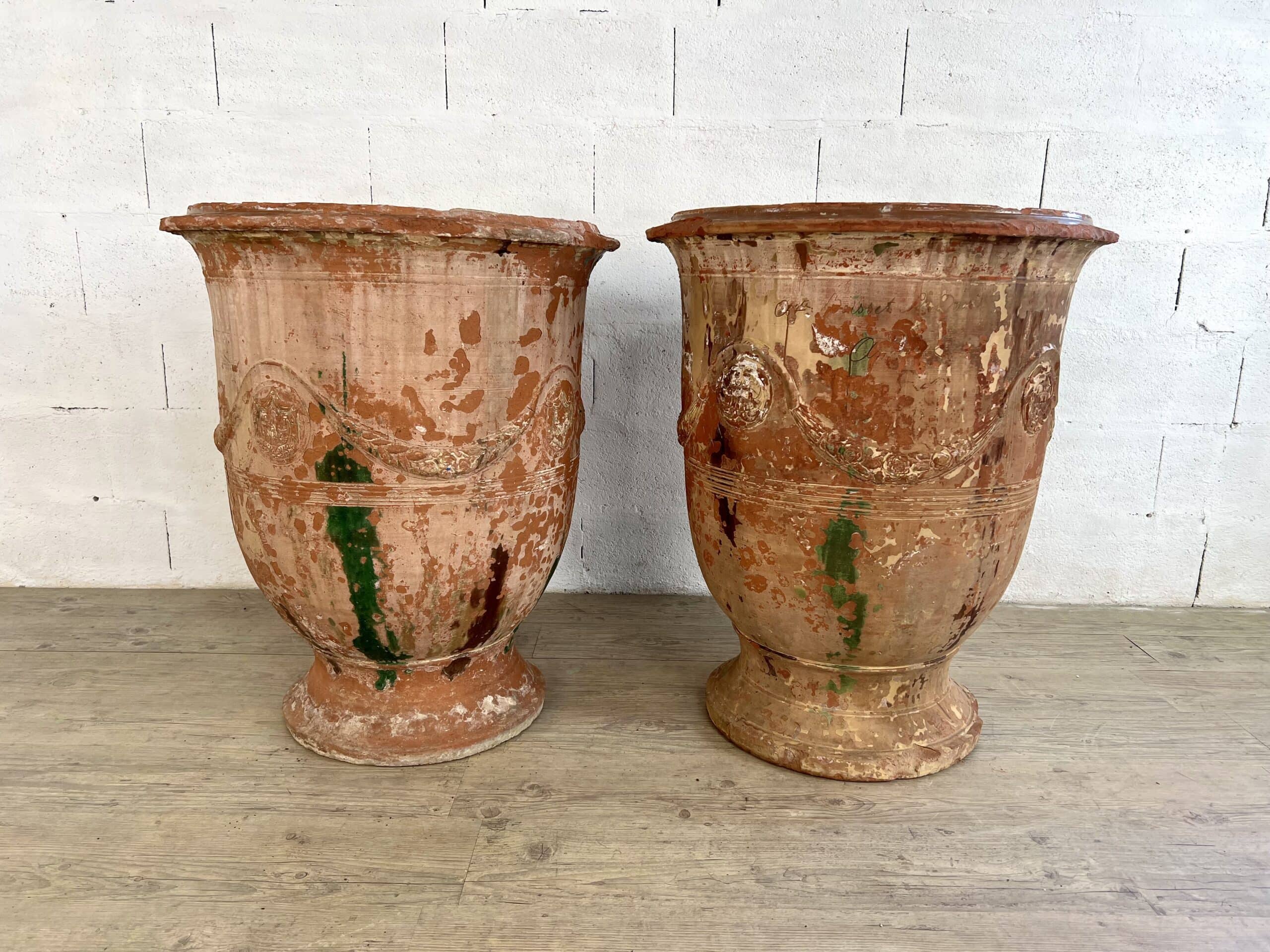 Deux grands vases d’Anduze par la manufacture Boisset.