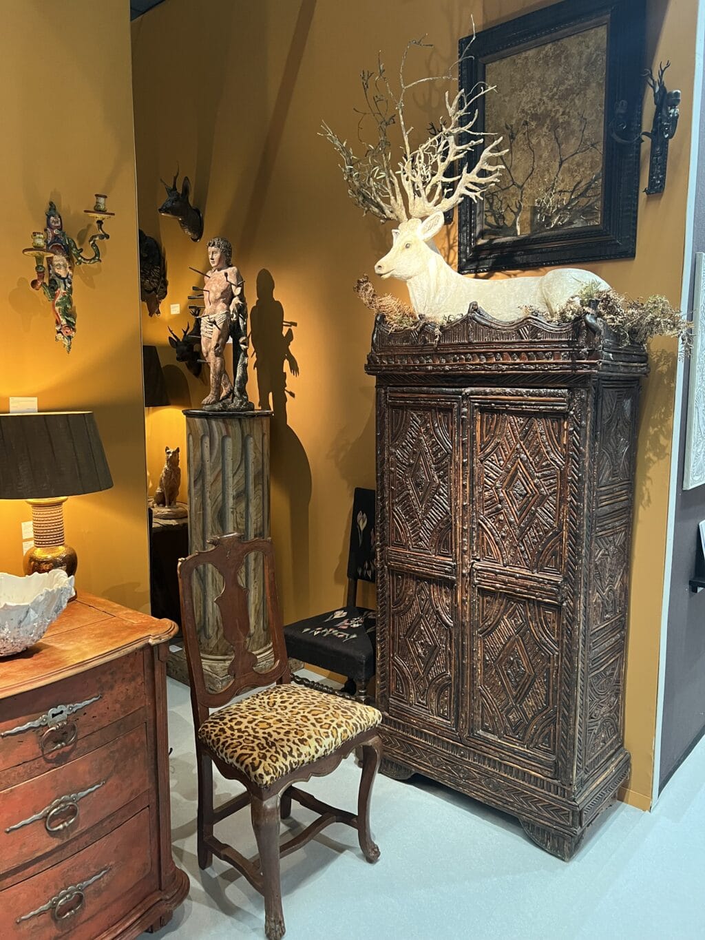 Paire de chaises suédoises rococo avec pieds en pattes de lion et dossier en forme de balustrade.