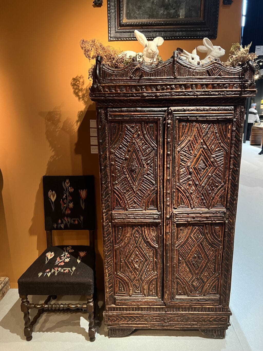 Cabinet à Deux Portes du XIXe Siècle avec Branches et Écorce de Noisetier. Landes, France