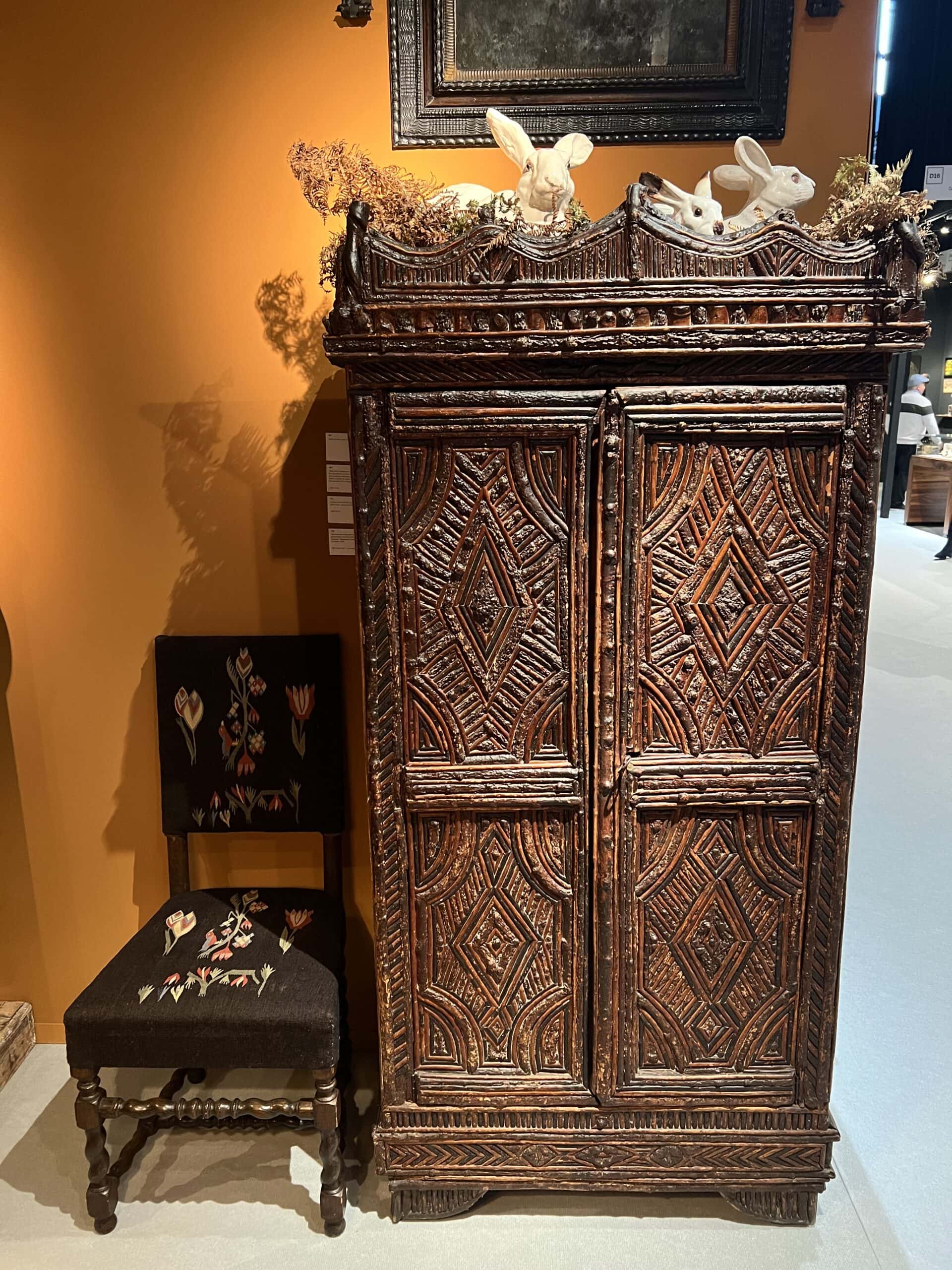 Cabinet à Deux Portes XIXe Siècle en Branches et Écorces de Noisetier. Landes, France