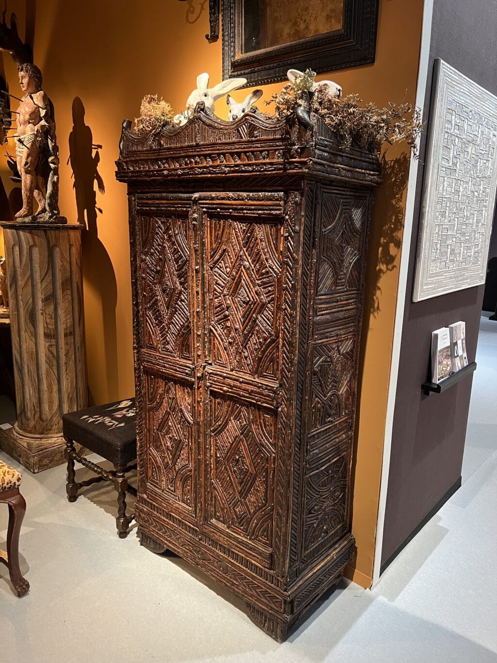 Cabinet à Deux Portes du XIXe Siècle avec Branches et Écorce de Noisetier. Landes, France