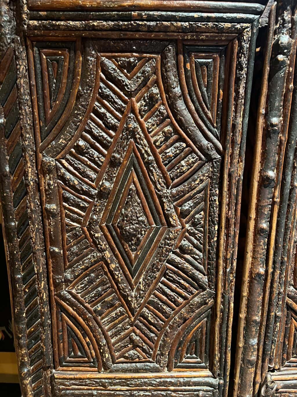 Cabinet à Deux Portes du XIXe Siècle avec Branches et Écorce de Noisetier. Landes, France