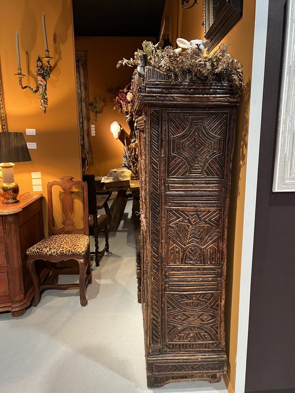 Cabinet à Deux Portes du XIXe Siècle avec Branches et Écorce de Noisetier. Landes, France