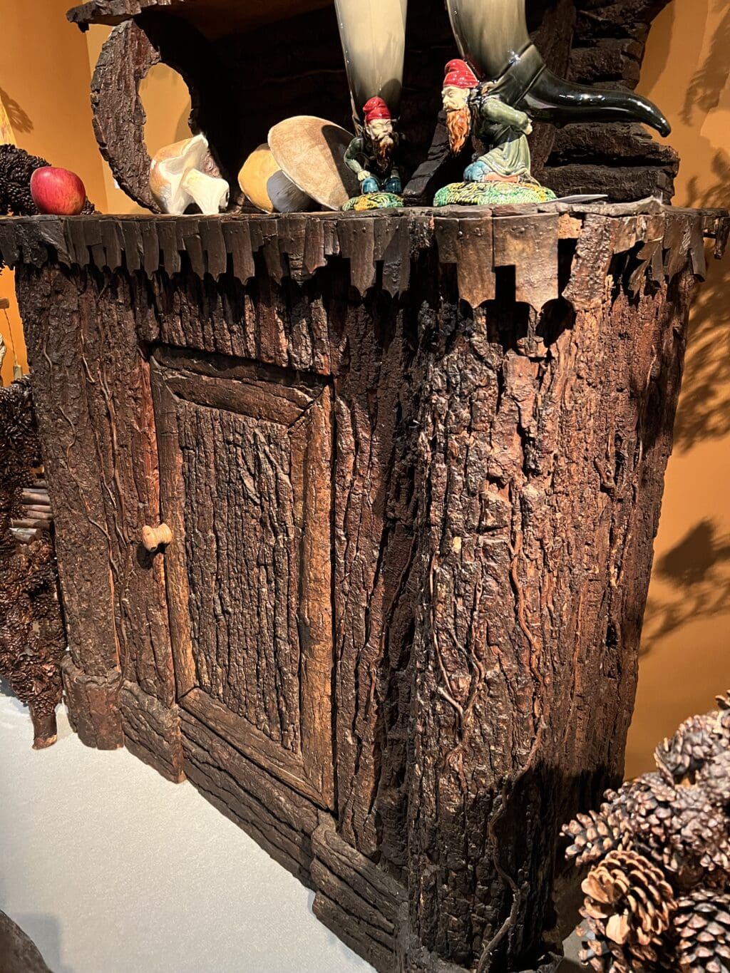 Cabinet d’art populaire de Cortina d'Ampezzo – Début du XXe siècle, Travail en écorce