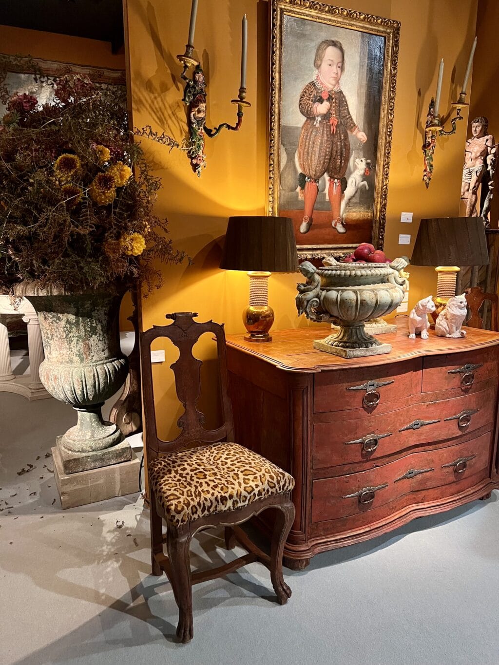 Paire de chaises suédoises rococo avec pieds en pattes de lion et dossier en forme de balustrade.