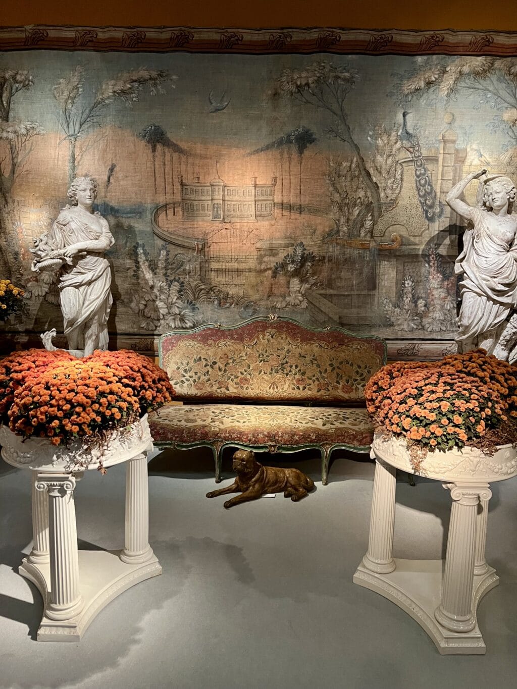 Toile Peinte Française du XVIIIe Siècle : Une Vision de Jardins Exotiques et de Château