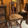 Paire de chaises suédoises rococo avec pieds en pattes de lion et dossier en forme de balustrade.