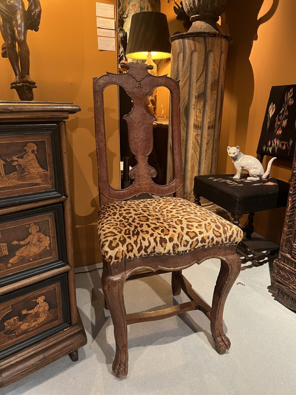 Paire de chaises suédoises rococo avec pieds en pattes de lion et dossier en forme de balustrade.