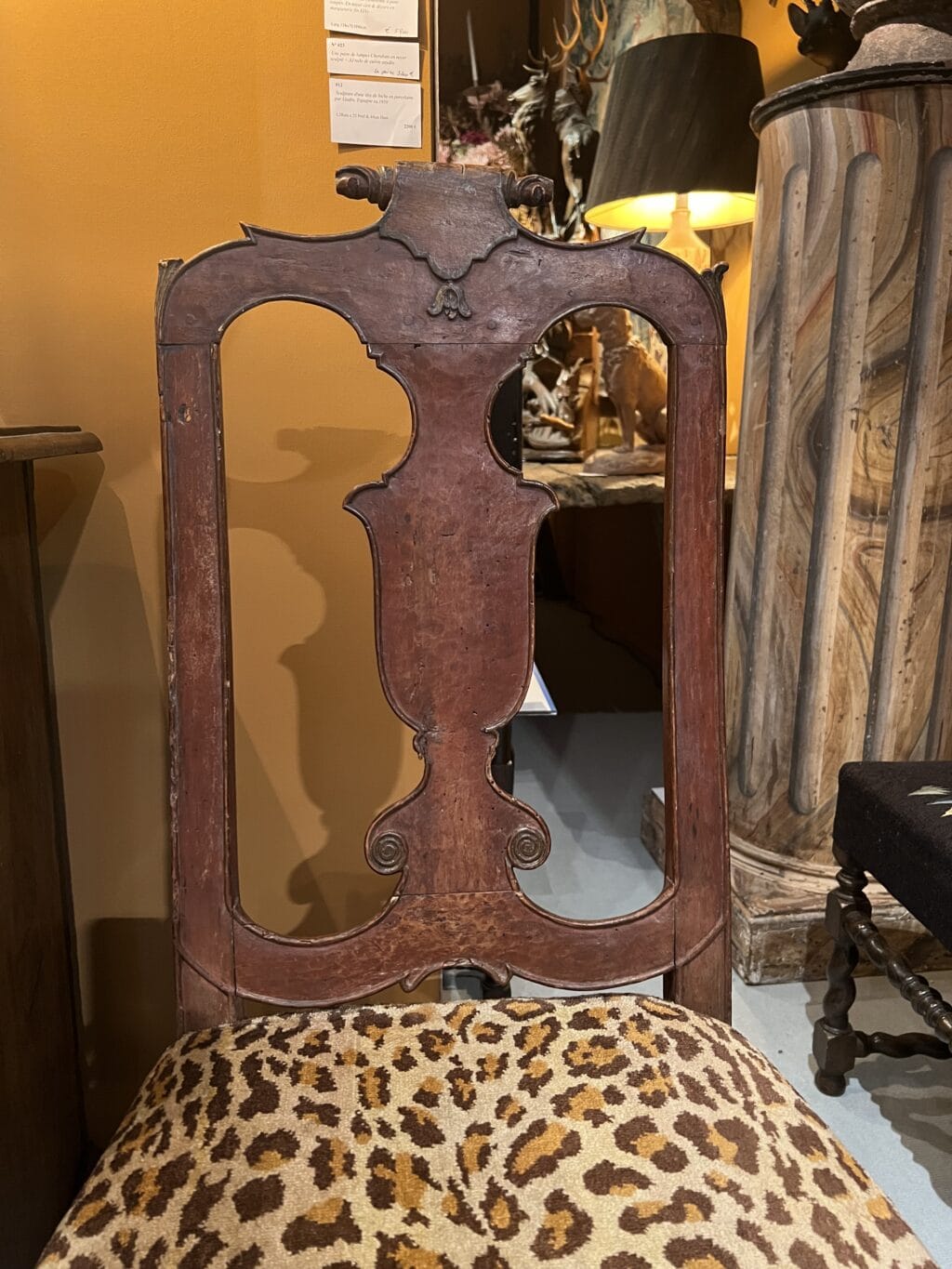 Paire de chaises suédoises rococo avec pieds en pattes de lion et dossier en forme de balustrade.