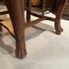 Paire de chaises suédoises rococo avec pieds en pattes de lion et dossier en forme de balustrade.