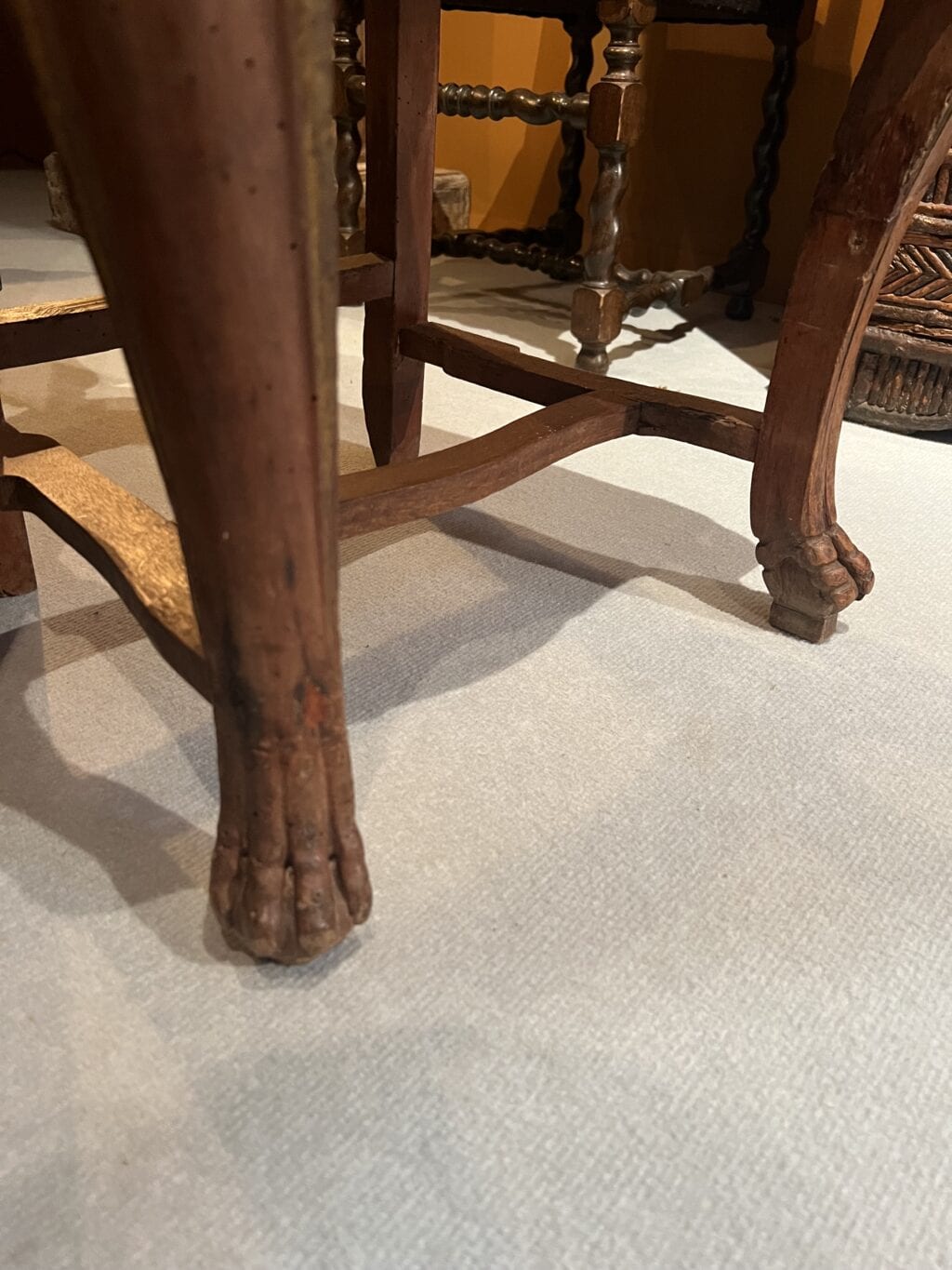 Paire de chaises suédoises rococo avec pieds en pattes de lion et dossier en forme de balustrade.