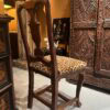 Paire de chaises suédoises rococo avec pieds en pattes de lion et dossier en forme de balustrade.