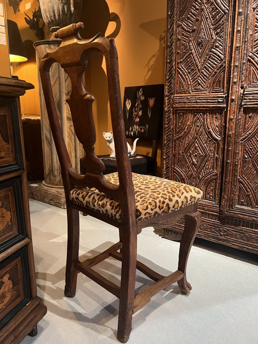 Paire de chaises suédoises rococo avec pieds en pattes de lion et dossier en forme de balustrade.